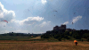 parapendio si apprestano all'atterraggio sotto il castello di Torrechaira